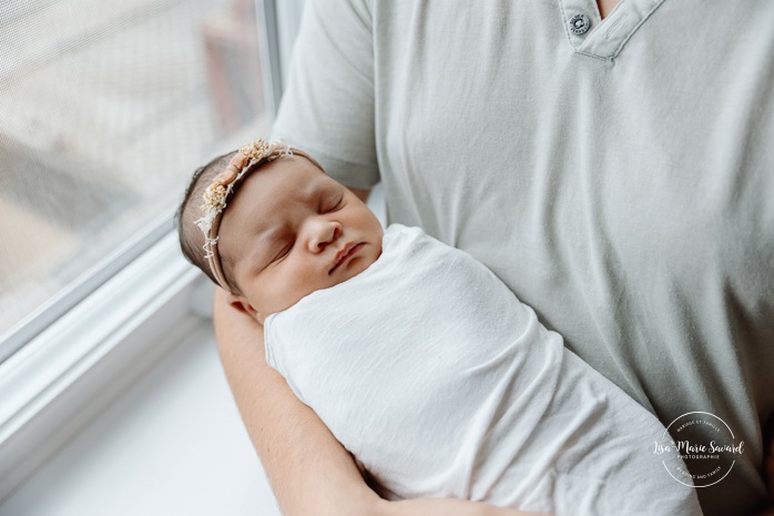 Lifestyle newborn photos. In-home newborn photos. Bedroom newborn photos. Séance nouveau-né à domicile à Montréal. Montreal lifestyle newborn session. Photographe famille Montréal. Montreal family photographer.