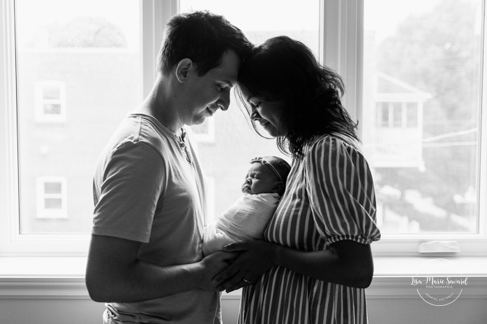 Lifestyle newborn photos. In-home newborn photos. Bedroom newborn photos. Séance nouveau-né à domicile à Montréal. Montreal lifestyle newborn session. Photographe famille Montréal. Montreal family photographer.