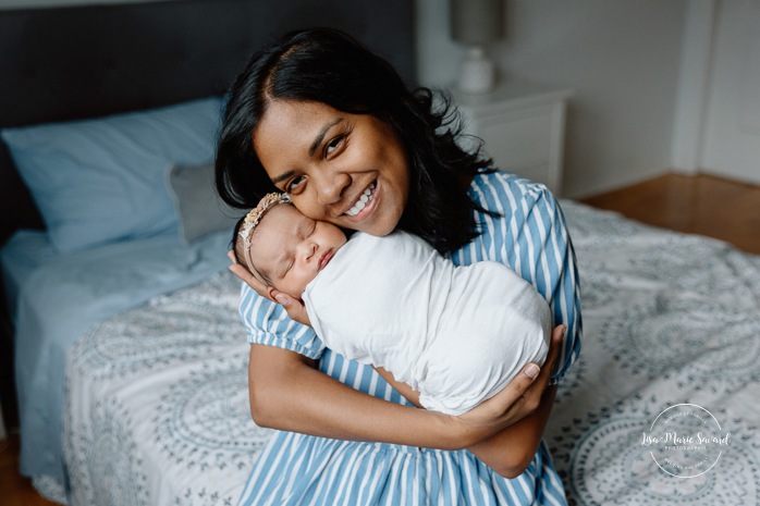 Lifestyle newborn photos. In-home newborn photos. Bedroom newborn photos. Séance nouveau-né à domicile à Montréal. Montreal lifestyle newborn session. Photographe famille Montréal. Montreal family photographer.