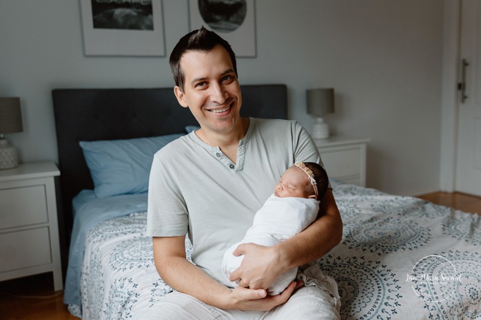 Lifestyle newborn photos. In-home newborn photos. Bedroom newborn photos. Séance nouveau-né à domicile à Montréal. Montreal lifestyle newborn session. Photographe famille Montréal. Montreal family photographer.