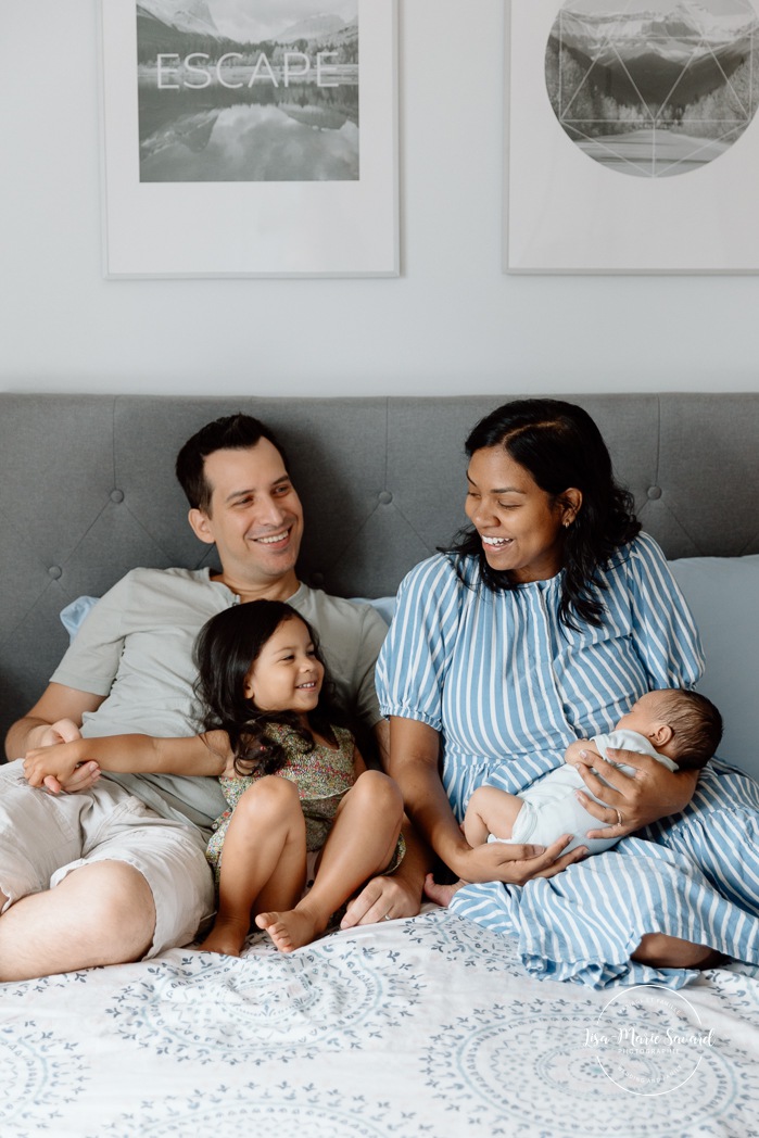 Lifestyle newborn photos. In-home newborn photos. Newborn photos with toddler sibling. Bedroom newborn photos. Séance nouveau-né à domicile à Montréal. Montreal lifestyle newborn session. Photographe famille Montréal. Montreal family photographer.