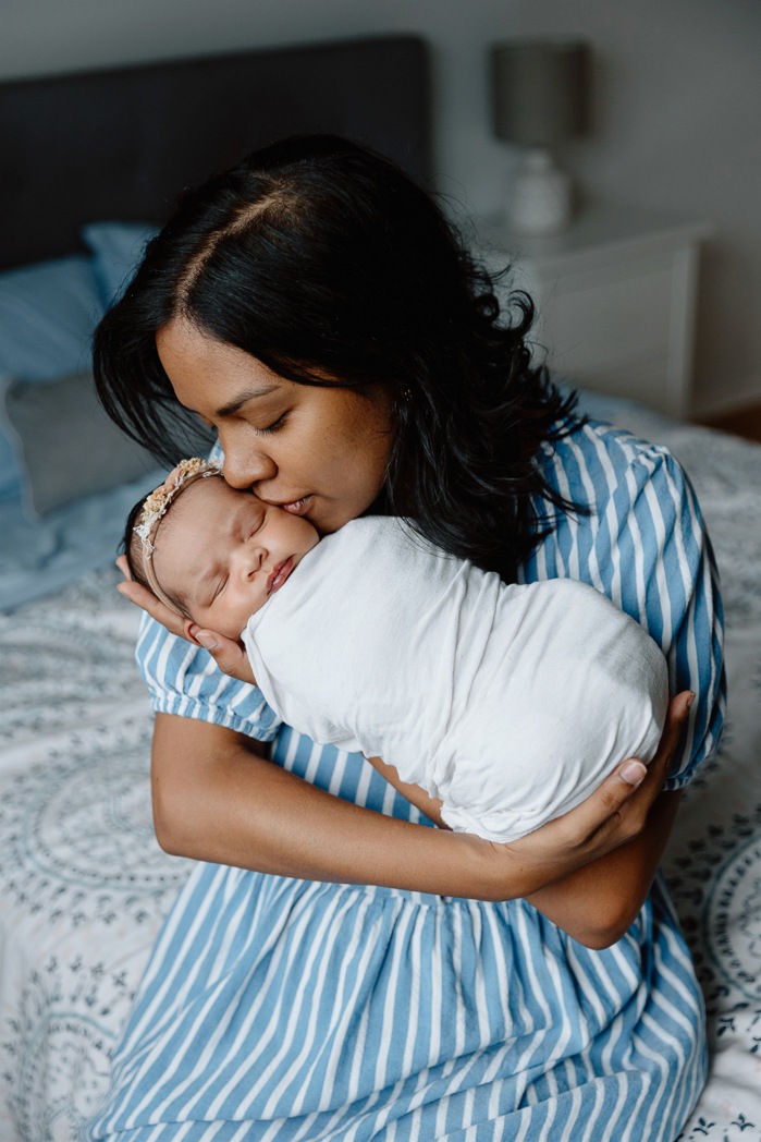 Lifestyle newborn photos. In-home newborn photos. Bedroom newborn photos. Séance nouveau-né à domicile à Montréal. Montreal lifestyle newborn session. Photographe famille Montréal. Montreal family photographer.