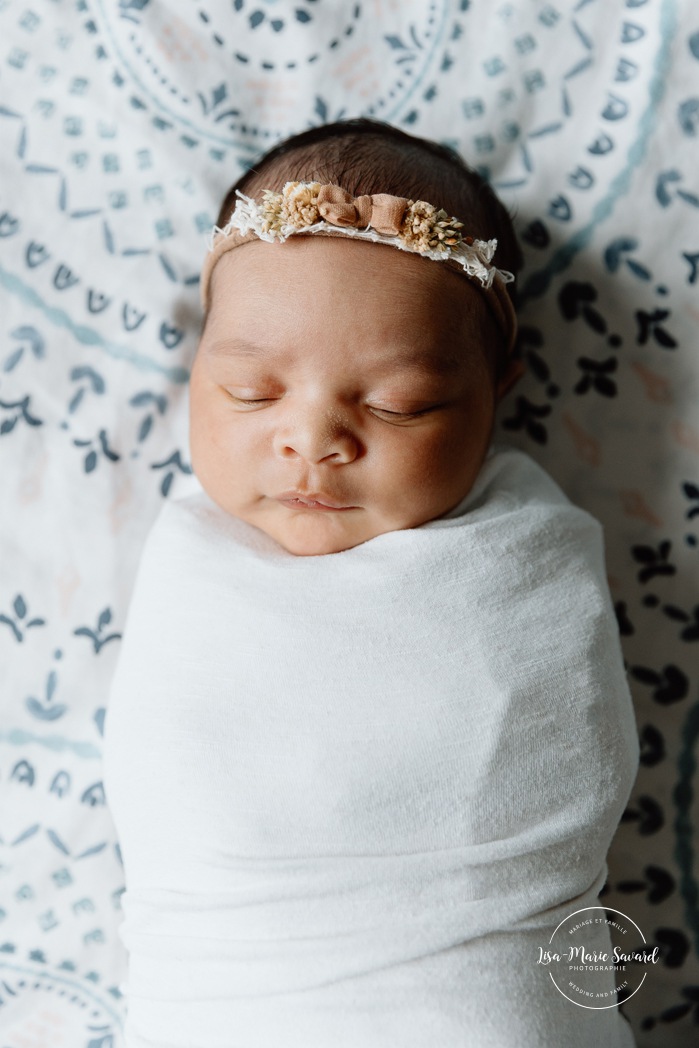 Lifestyle newborn photos. In-home newborn photos. Bedroom newborn photos. Séance nouveau-né à domicile à Montréal. Montreal lifestyle newborn session. Photographe famille Montréal. Montreal family photographer.