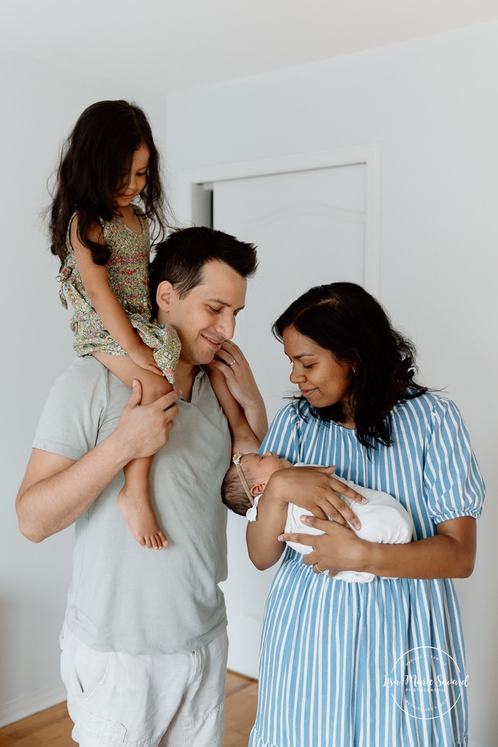 Lifestyle newborn photos. In-home newborn photos. Newborn photos with toddler sibling. Bedroom newborn photos. Séance nouveau-né à domicile à Montréal. Montreal lifestyle newborn session. Photographe famille Montréal. Montreal family photographer.