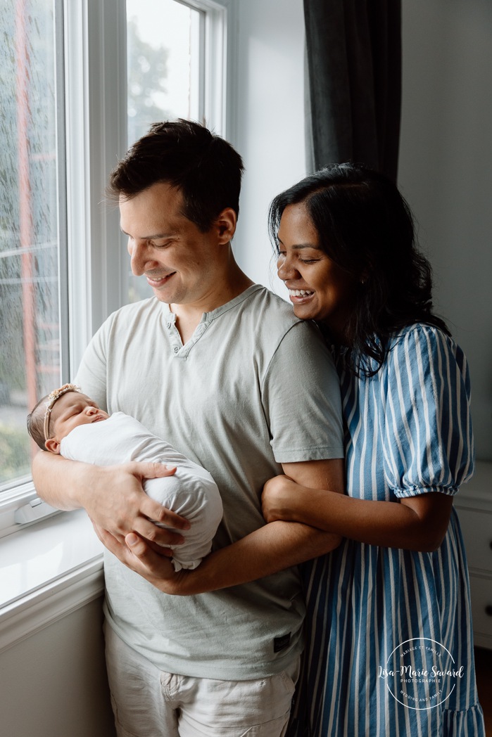 Lifestyle newborn photos. In-home newborn photos. Bedroom newborn photos. Séance nouveau-né à domicile à Montréal. Montreal lifestyle newborn session. Photographe famille Montréal. Montreal family photographer.