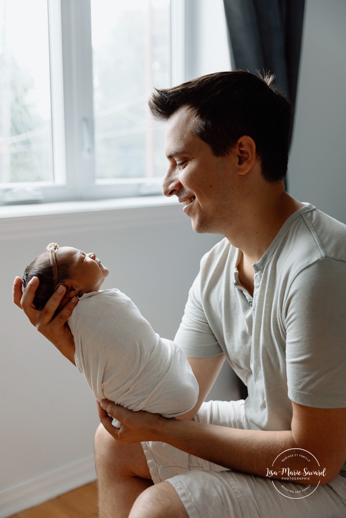 Lifestyle newborn photos. In-home newborn photos. Bedroom newborn photos. Séance nouveau-né à domicile à Montréal. Montreal lifestyle newborn session. Photographe famille Montréal. Montreal family photographer.