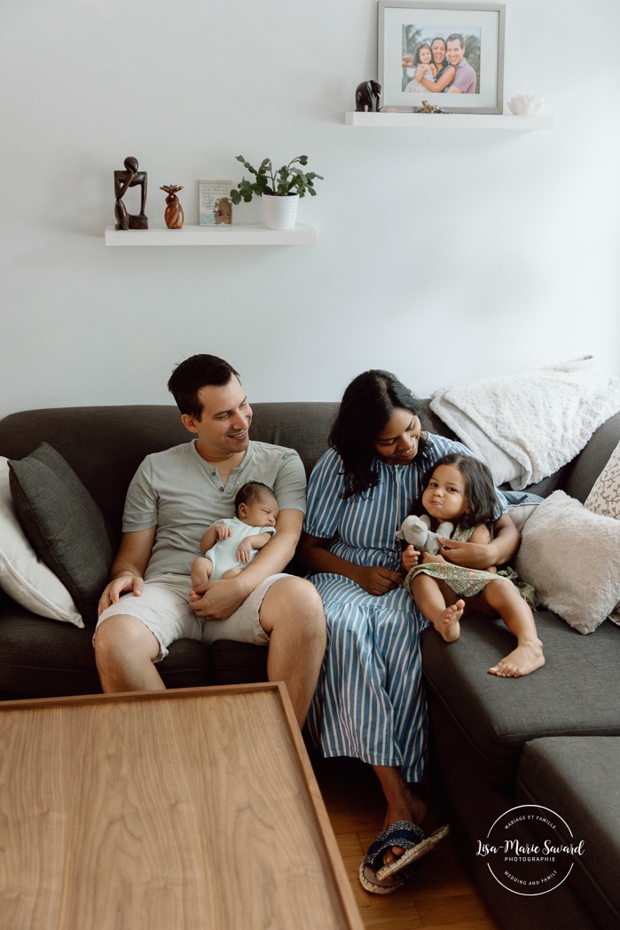 Lifestyle newborn photos. In-home newborn photos. Living room newborn photos. Séance nouveau-né à domicile à Montréal. Montreal lifestyle newborn session. Photographe famille Montréal. Montreal family photographer.