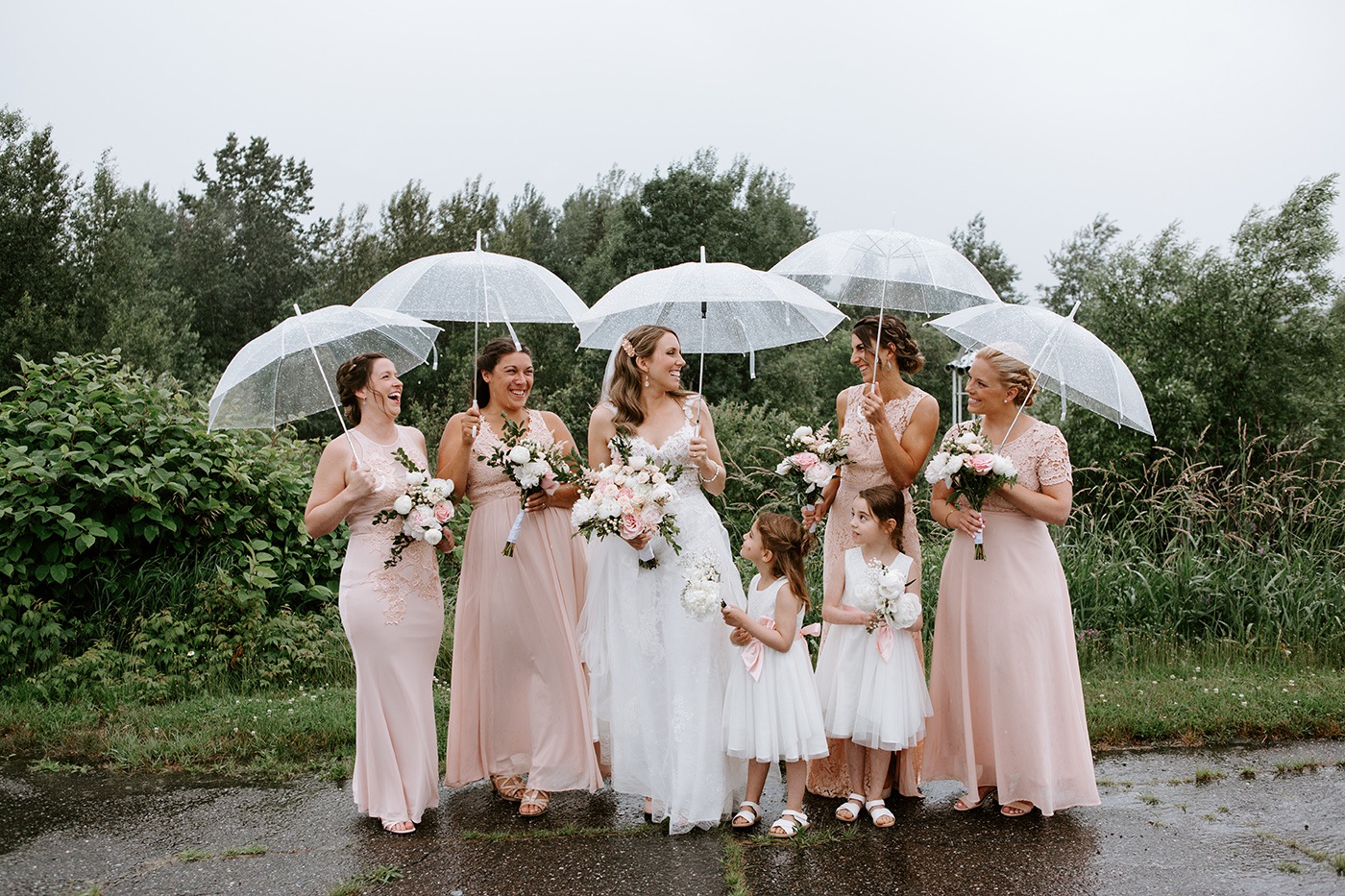 Photographe de mariage à Montréal. Mariage intime à Montréal. Photos de mariage pluvieux. Montreal wedding photographer. Montreal intimate wedding. Rainy wedding photos.