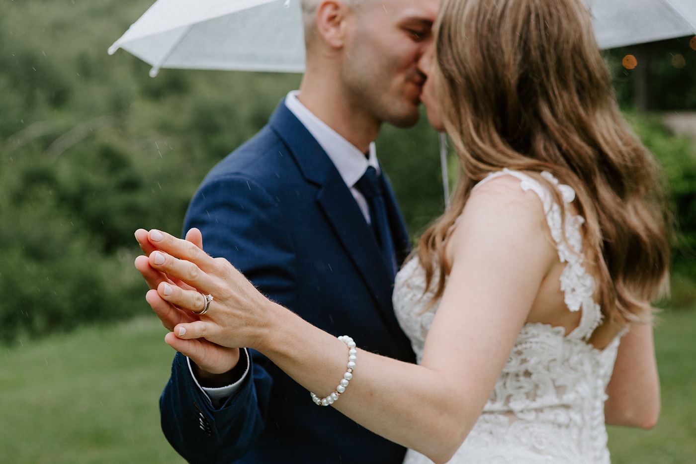 Photographe de mariage à Montréal. Mariage intime à Montréal. Photos de mariage pluvieux. Montreal wedding photographer. Montreal intimate wedding. Rainy wedding photos.