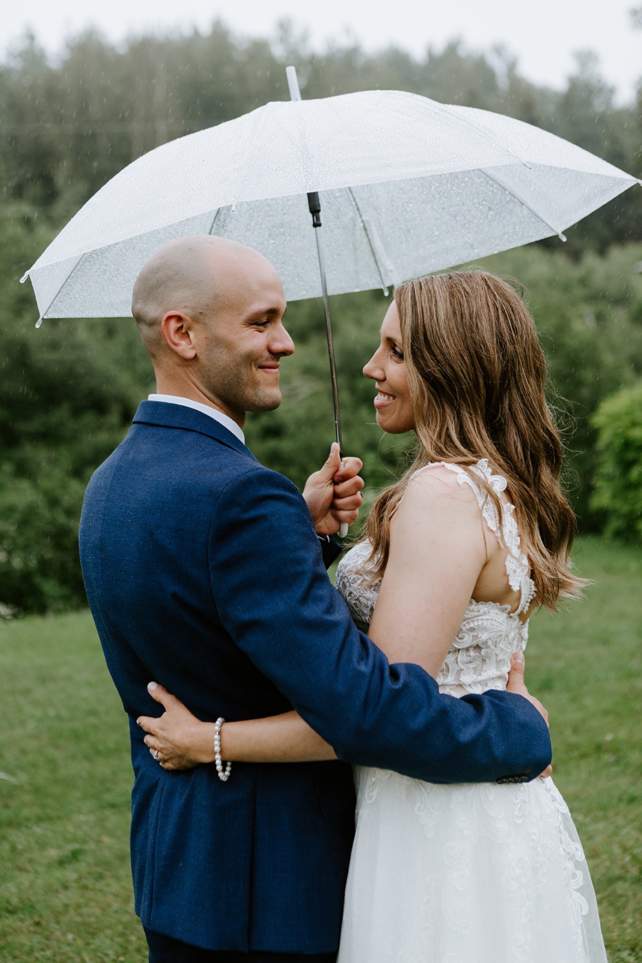 Photographe de mariage à Montréal. Mariage intime à Montréal. Photos de mariage pluvieux. Montreal wedding photographer. Montreal intimate wedding. Rainy wedding photos.