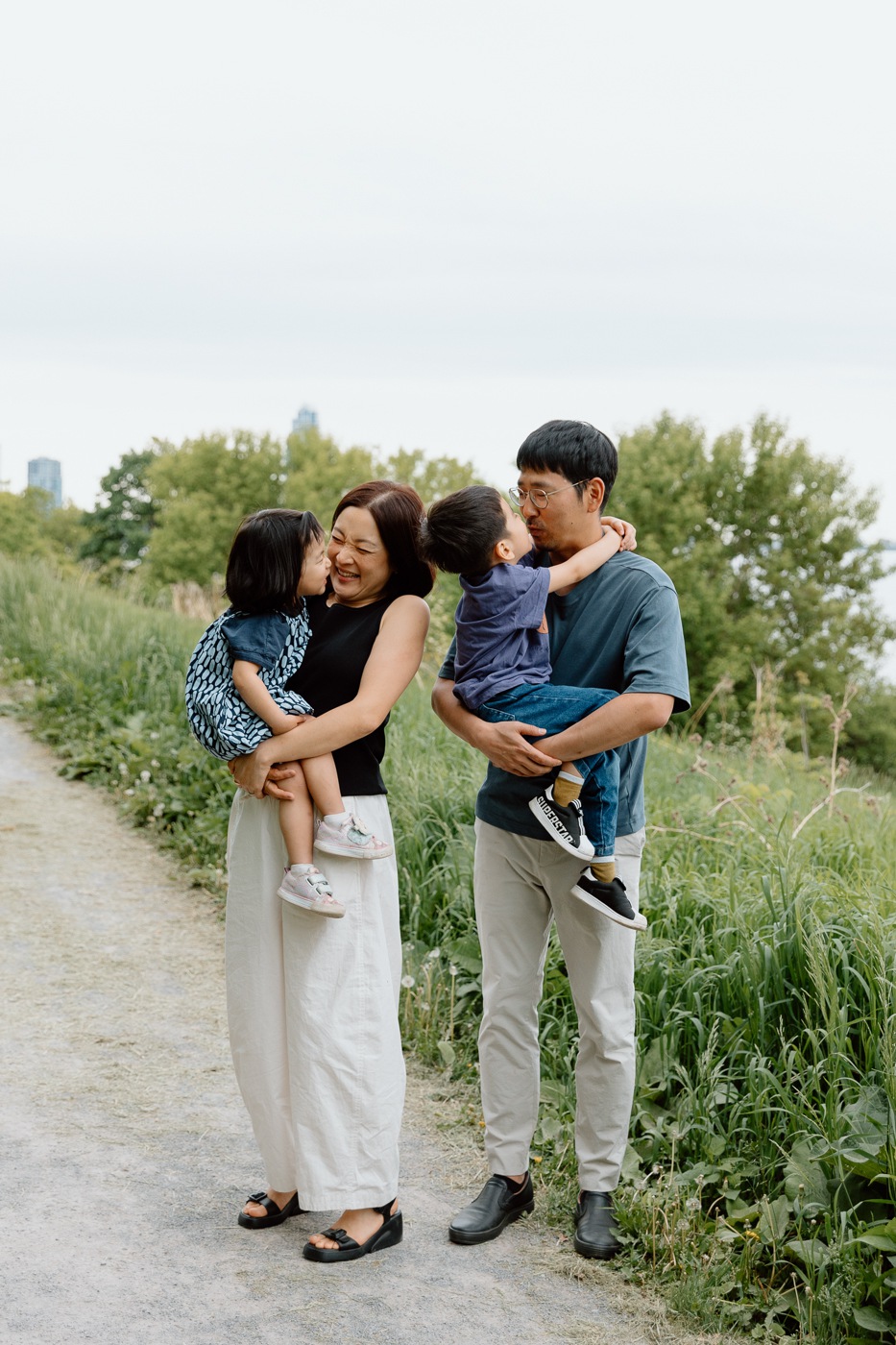 Photographe de famille à Montréal. Photos de famille lifestyle à Montréal. Montreal family photographer. Montreal lifestyle family photos.