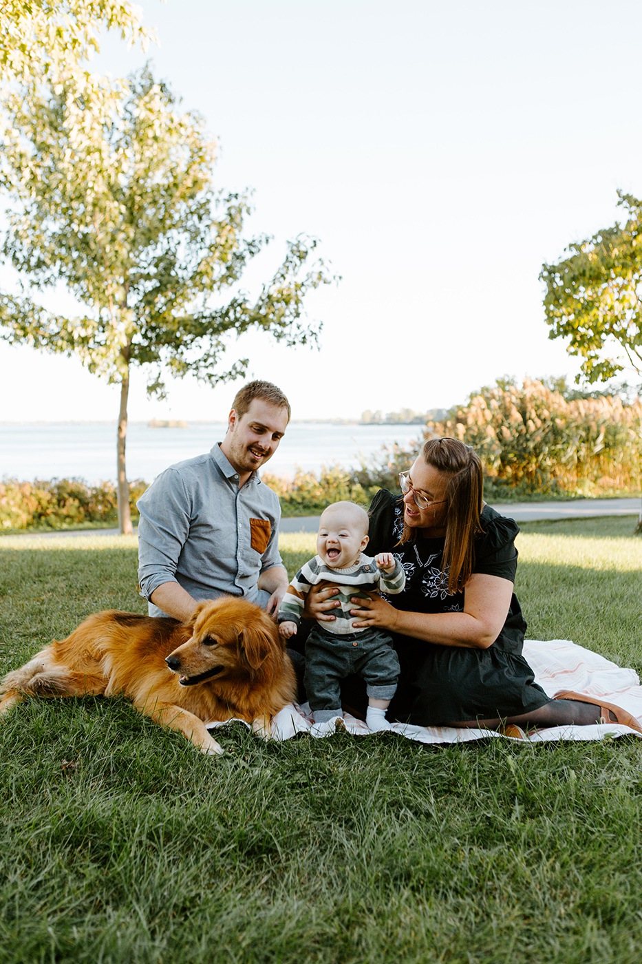 Photographe de famille à Montréal. Photos de famille à Montréal. Photographe lifestyle à Montréal. Photos de famille extérieure à Montréal. Montreal family photographer. Montreal family photos. Montreal lifestyle photographer. Montreal outdoor family photos.