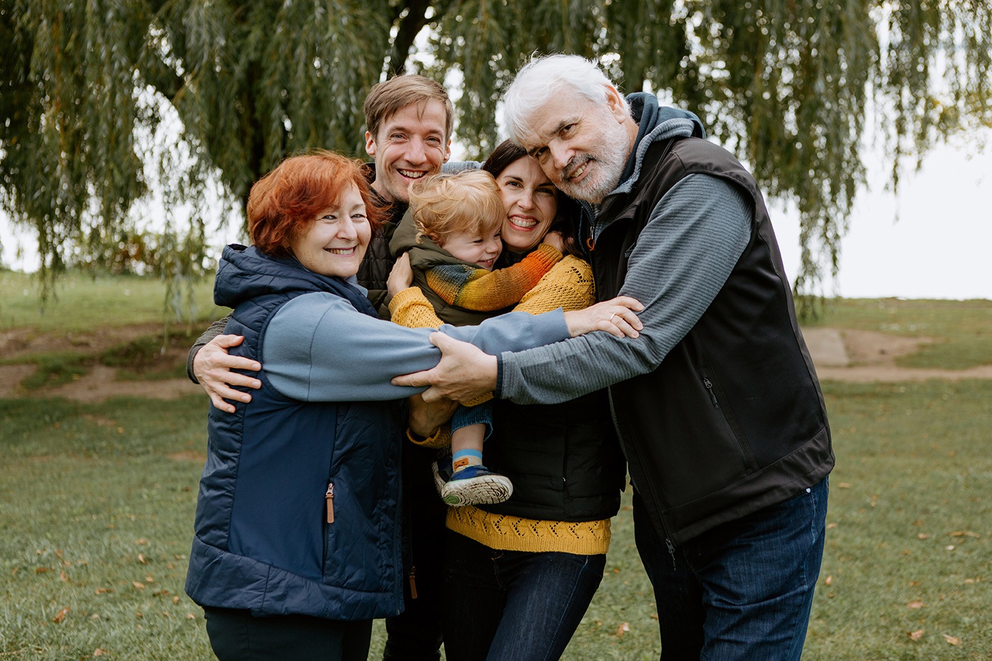 Séance photo intergénérationnelle à Montréal. Photos avec grands-parents à Montréal. Photographe de famille à Montréal. Montreal extended family session. Family photos with grandparents in Montreal. Montreal family photographer.