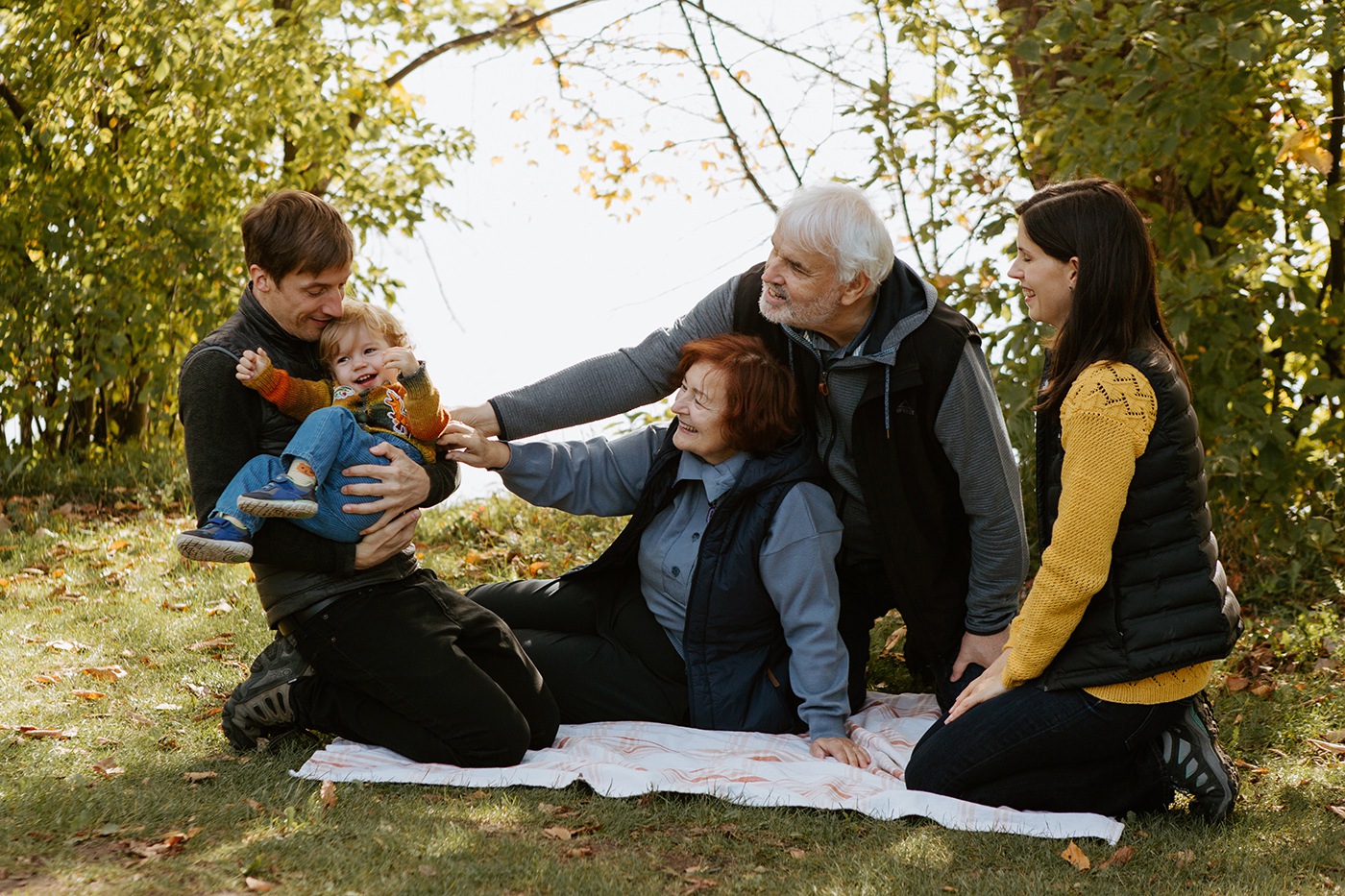 Séance photo intergénérationnelle à Montréal. Photos avec grands-parents à Montréal. Photographe de famille à Montréal. Montreal extended family session. Family photos with grandparents in Montreal. Montreal family photographer.