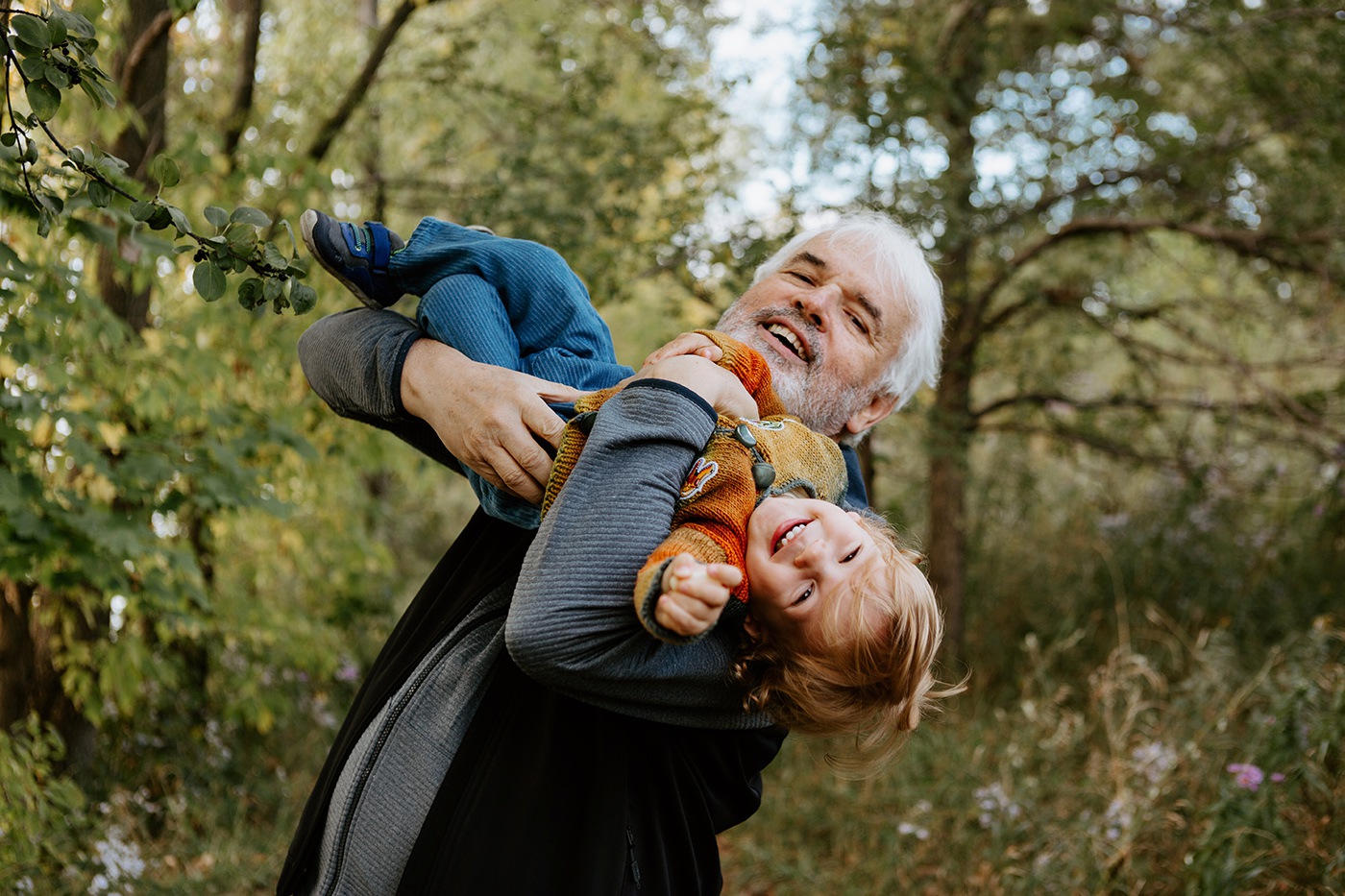 Séance photo intergénérationnelle à Montréal. Photos avec grands-parents à Montréal. Photographe de famille à Montréal. Montreal extended family session. Family photos with grandparents in Montreal. Montreal family photographer.