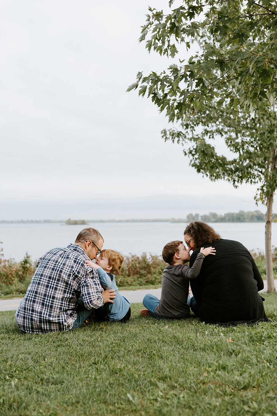 Photographe de famille à Montréal. Photos de famille à Montréal. Photographe lifestyle à Montréal. Photos de famille extérieure à Montréal. Montreal family photographer. Montreal family photos. Montreal lifestyle photographer. Montreal outdoor family photos.