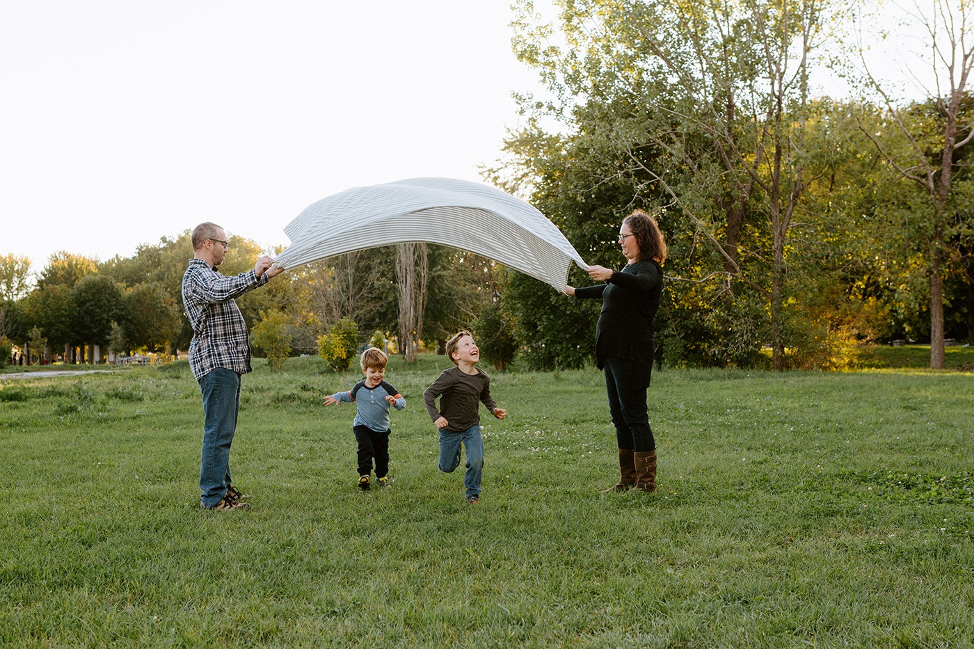 Photographe de famille à Montréal. Photos de famille à Montréal. Photographe lifestyle à Montréal. Photos de famille extérieure à Montréal. Montreal family photographer. Montreal family photos. Montreal lifestyle photographer. Montreal outdoor family photos.