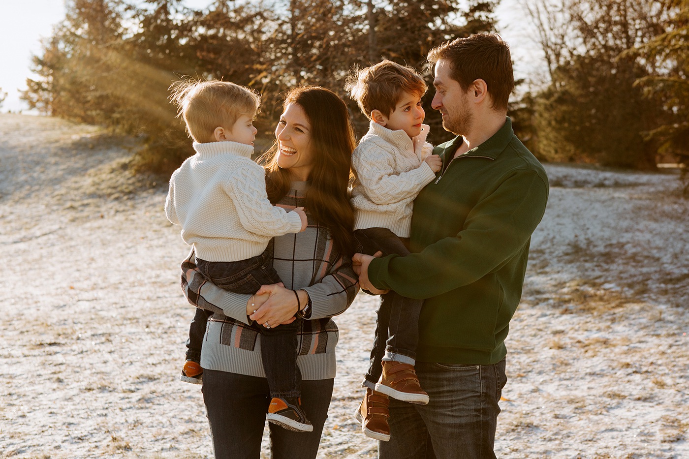 Photographe de famille à Montréal. Photos de famille à Montréal. Photographe lifestyle à Montréal. Photos de famille en hiver à Montréal. Montreal family photographer. Montreal family photos. Montreal lifestyle photographer. Montreal winter family photos.