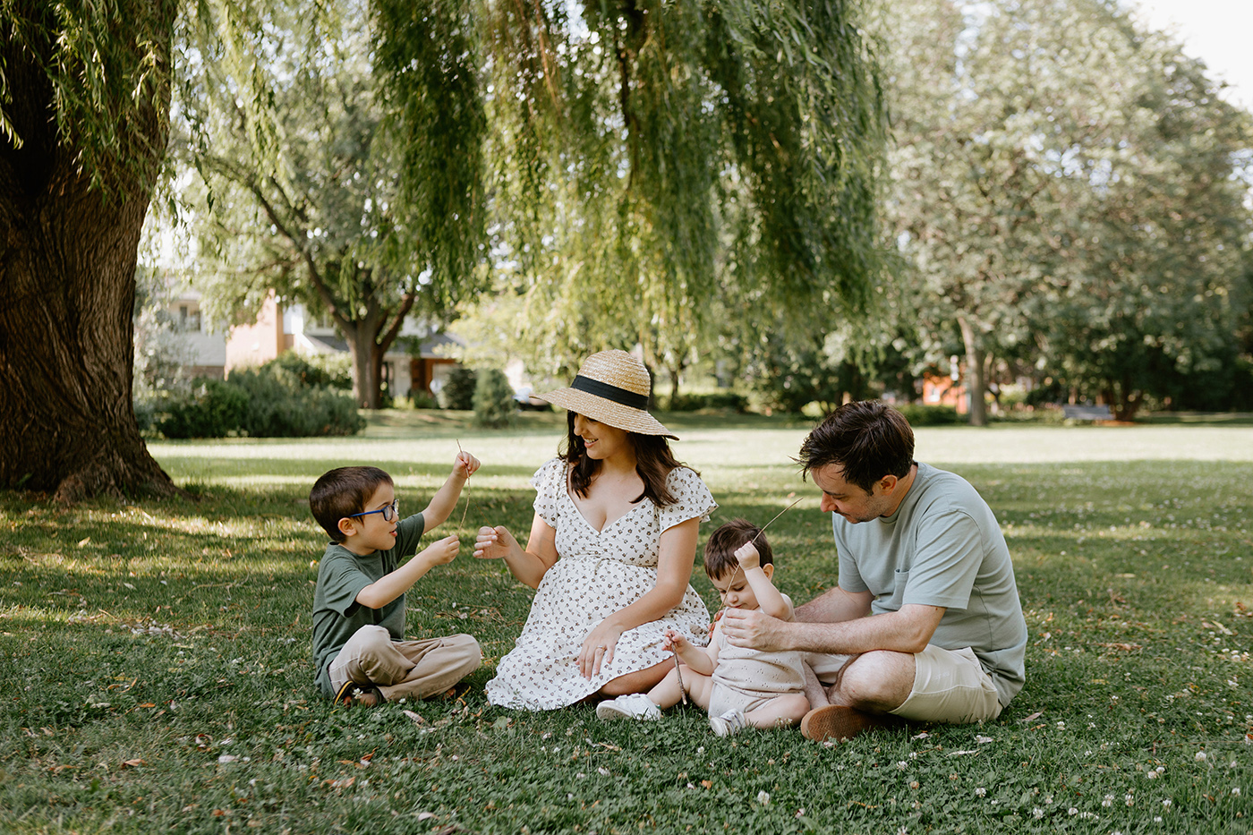 Photographe de famille à Montréal. Photo de famille à Montréal. Séance familiale à Montréal. Montreal family photographer. Montreal family photos. Montreal family session.