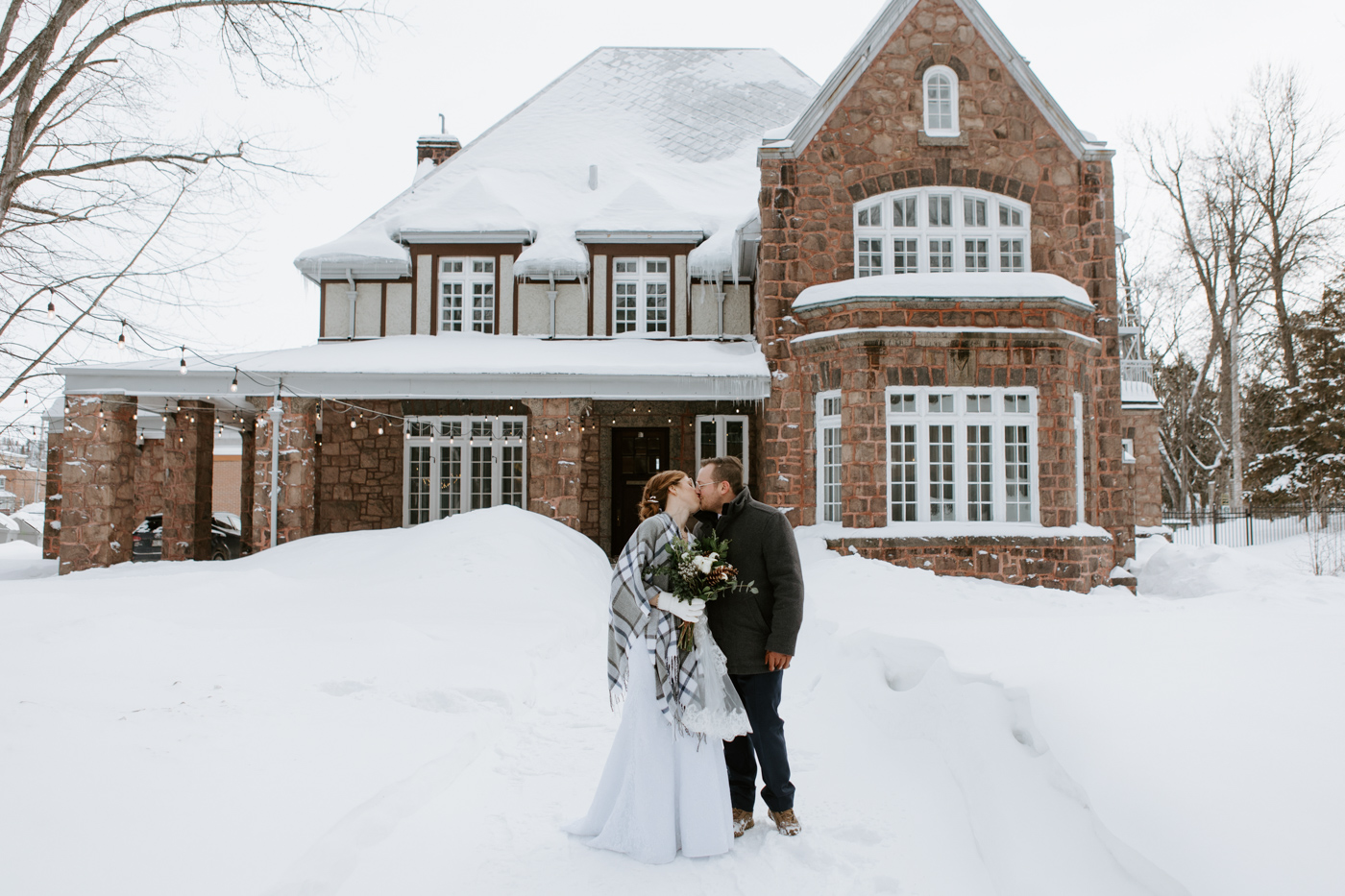 Winter wedding photos. Snowy wedding photos. Wedding photos in front of river. Architecture wedding photos. Mariage à Chicoutimi en hiver. Photographe de mariage au Saguenay. Vieux-Port de Chicoutimi. Zone portuaire Chicoutimi.