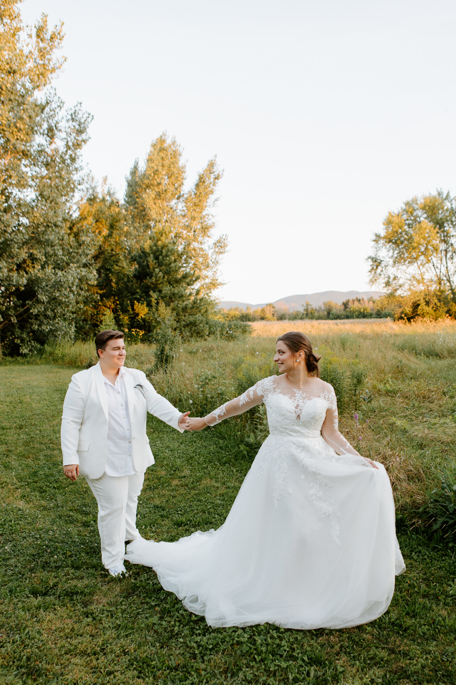 Two brides wedding photos. Lesbian wedding photos. Same sex wedding photos. Rustic wedding photos. Mariage à Mouton Village en Montérégie. Photographe mariage Montérégie. Photographe mariage LGBTQ+ à Montréal. Montreal LGBTQ+ friendly wedding photographer. Mouton Village wedding.