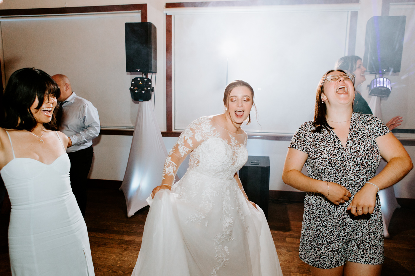 Two brides wedding photos. Lesbian wedding photos. Same sex wedding photos. Rustic wedding photos. Mariage à Mouton Village en Montérégie. Photographe mariage Montérégie. Photographe mariage LGBTQ+ à Montréal. Montreal LGBTQ+ friendly wedding photographer. Mouton Village wedding.