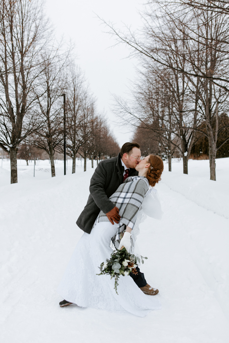 Winter wedding photos. Snowy wedding photos. Wedding photos in front of river. Architecture wedding photos. Mariage à Chicoutimi en hiver. Photographe de mariage au Saguenay. Vieux-Port de Chicoutimi. Zone portuaire Chicoutimi.