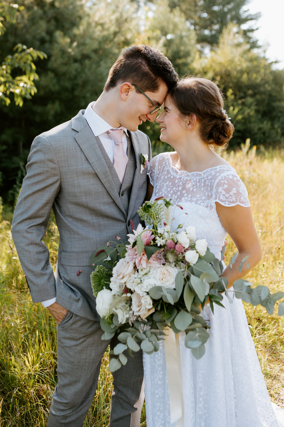 Wedding pregnancy announcement photos. Wedding photos with pregnant bride. Wedding maternity photos. Photographe de mariage en Estrie. Photographe de mariage Cantons de l'Est. Mariage Estrimont Suites et Spa Orford.