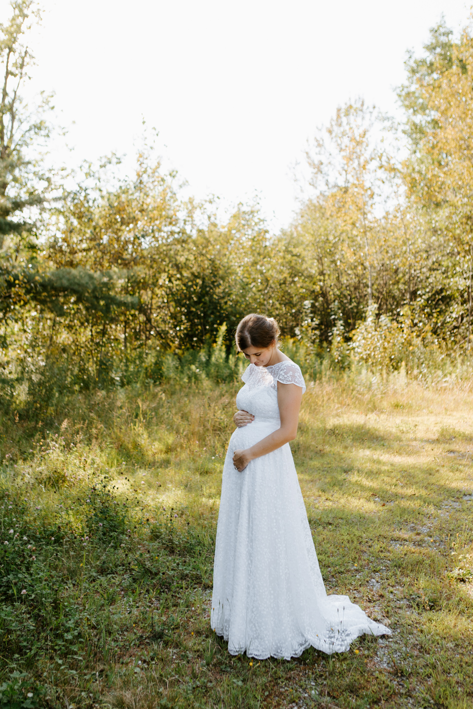 Wedding pregnancy announcement photos. Wedding photos with pregnant bride. Wedding maternity photos. Photographe de mariage en Estrie. Photographe de mariage Cantons de l'Est. Mariage Estrimont Suites et Spa Orford.