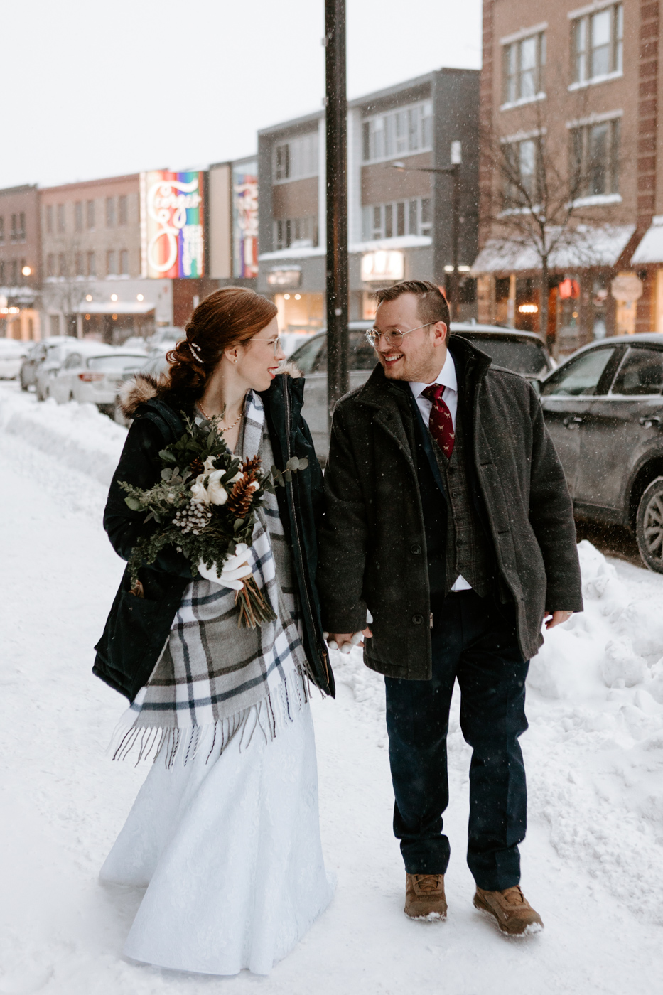 Winter wedding photos. Snowy wedding photos. Wedding photos in front of river. Architecture wedding photos. Mariage à Chicoutimi en hiver. Photographe de mariage au Saguenay. Vieux-Port de Chicoutimi. Zone portuaire Chicoutimi.