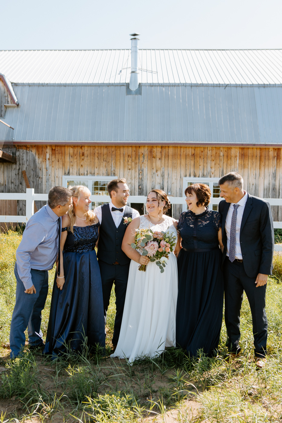 Plus size bride wedding photos. Field wedding photo. Rustic wedding photos. Romantic wedding photos. Photographe de mariage au Lac-Saint-Jean. Photographe mariage Saguenay. Mariage à L'Orée des Champs Saint-Nazaire.