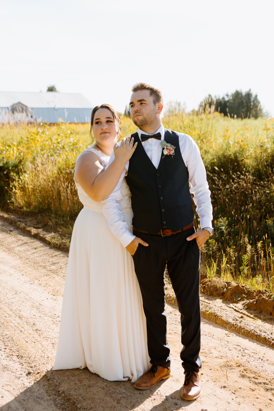 Plus size bride wedding photos. Field wedding photo. Rustic wedding photos. Romantic wedding photos. Photographe de mariage au Lac-Saint-Jean. Photographe mariage Saguenay. Mariage à L'Orée des Champs Saint-Nazaire.