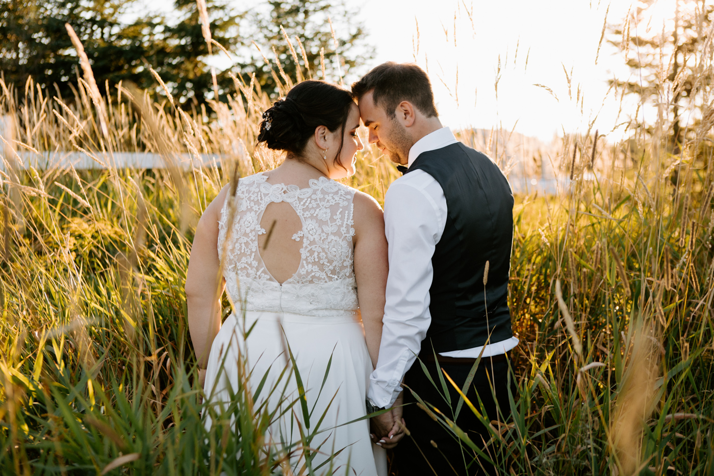 Plus size bride wedding photos. Field wedding photo. Rustic wedding photos. Romantic wedding photos. Photographe de mariage au Lac-Saint-Jean. Photographe mariage Saguenay. Mariage à L'Orée des Champs Saint-Nazaire.