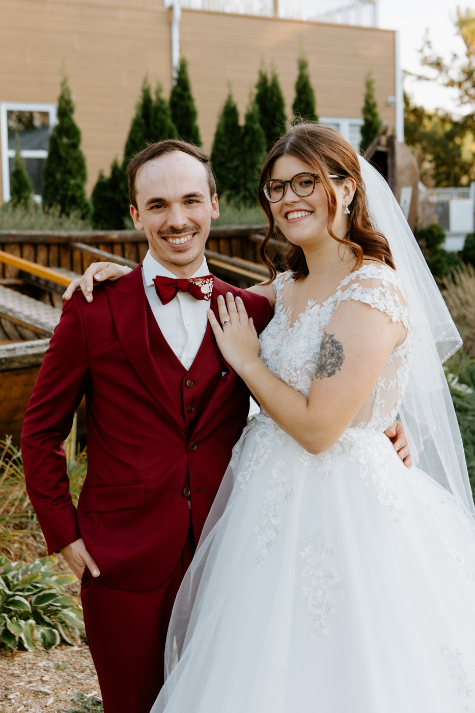 Lakefront wedding photos. Golden hour wedding photos. Mariage intime dans le Grand Montréal. Photographe mariage intime à Montréal. Photographe mariage Montréal. Montreal wedding photographer. Montreal intimate wedding photographer.