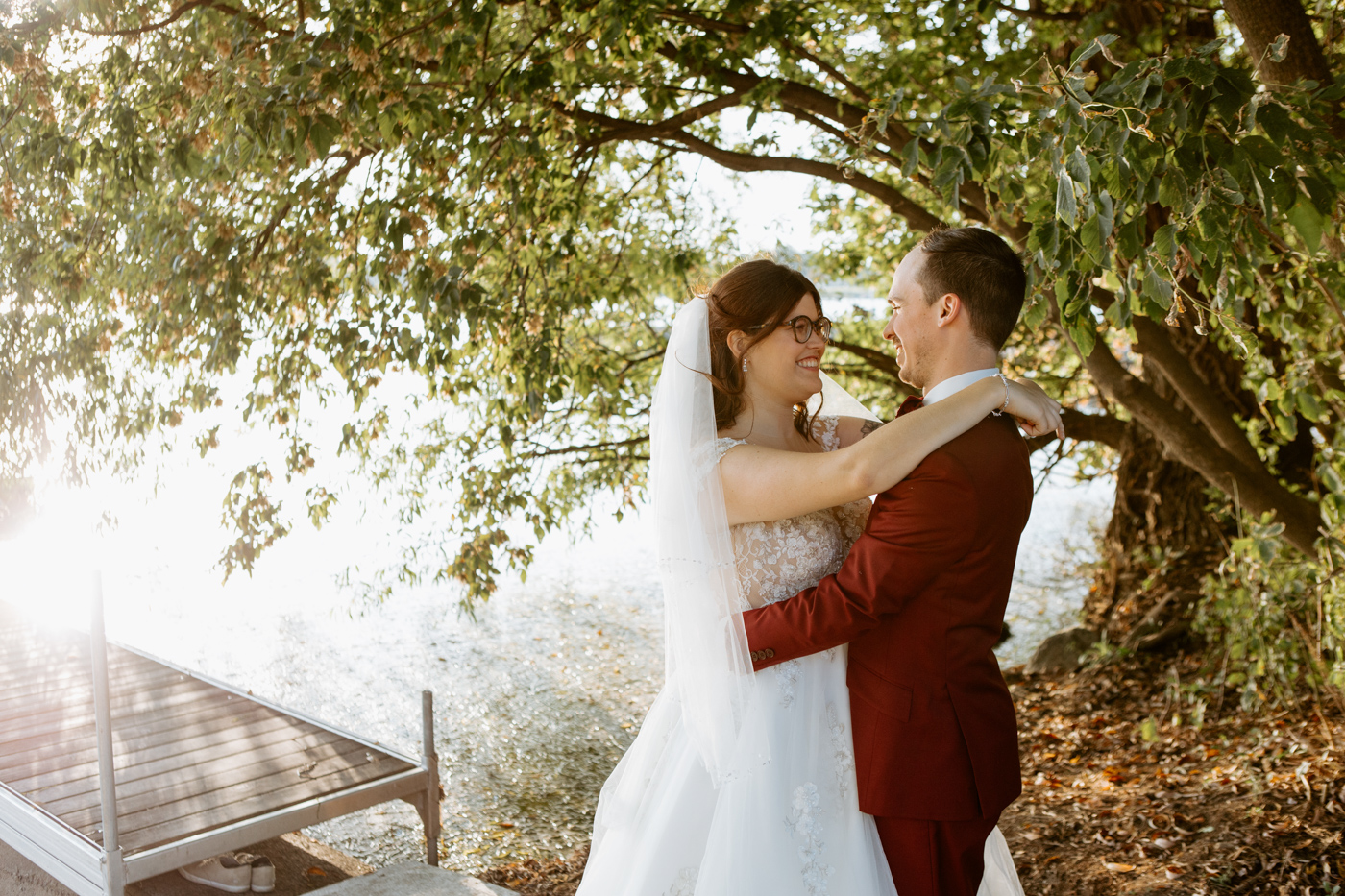 Lakefront wedding photos. Golden hour wedding photos. Mariage intime dans le Grand Montréal. Photographe mariage intime à Montréal. Photographe mariage Montréal. Montreal wedding photographer. Montreal intimate wedding photographer.