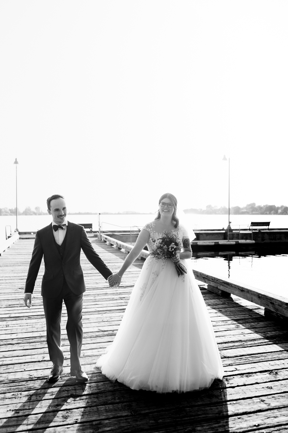 Lakefront wedding photos. Golden hour wedding photos. Mariage intime dans le Grand Montréal. Photographe mariage intime à Montréal. Photographe mariage Montréal. Montreal wedding photographer. Montreal intimate wedding photographer.