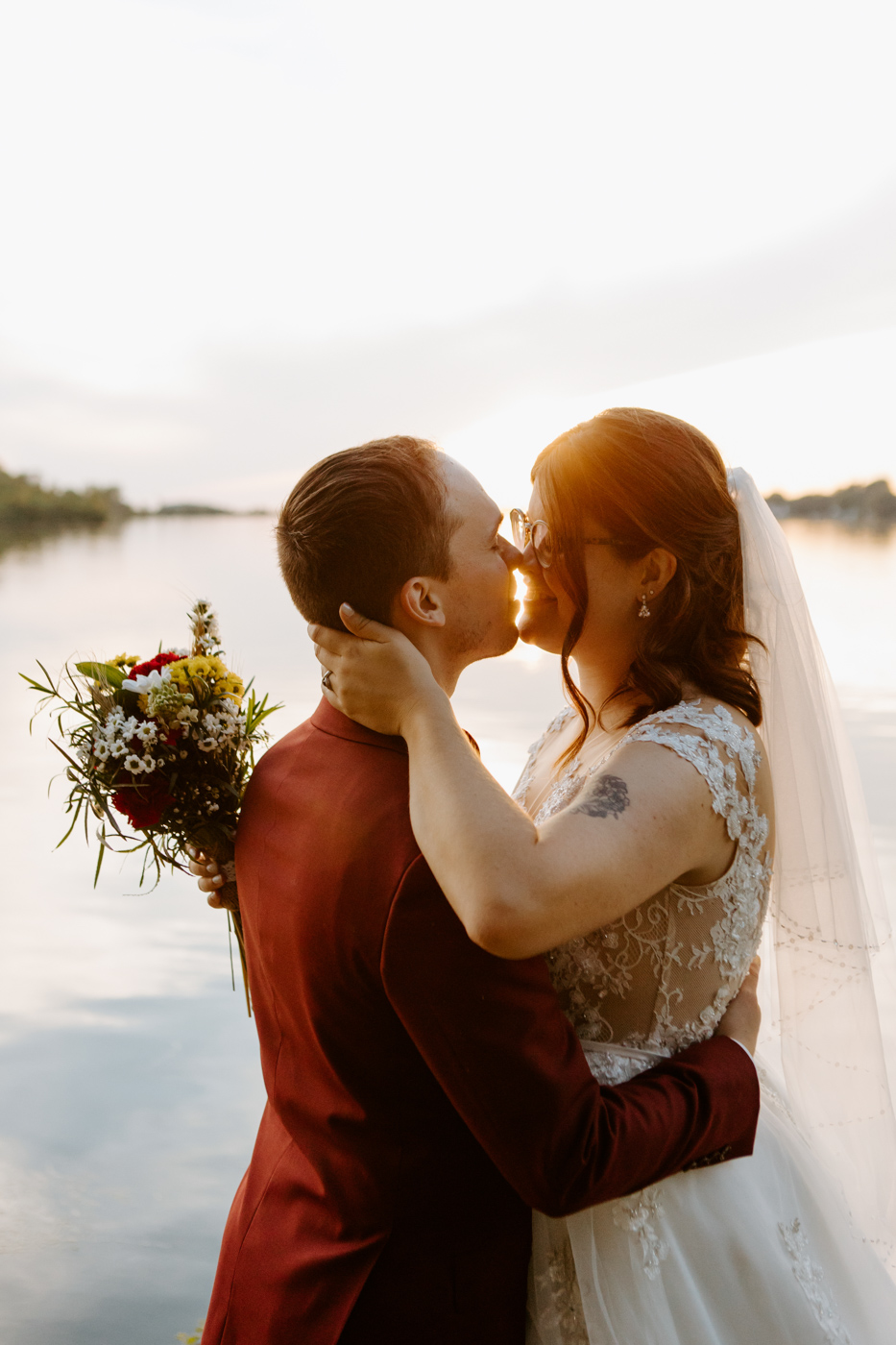 Lakefront wedding photos. Golden hour wedding photos. Mariage intime dans le Grand Montréal. Photographe mariage intime à Montréal. Photographe mariage Montréal. Montreal wedding photographer. Montreal intimate wedding photographer.