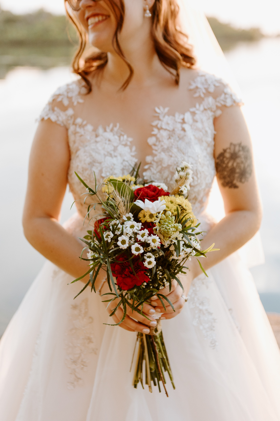 Lakefront wedding photos. Golden hour wedding photos. Mariage intime dans le Grand Montréal. Photographe mariage intime à Montréal. Photographe mariage Montréal. Montreal wedding photographer. Montreal intimate wedding photographer.