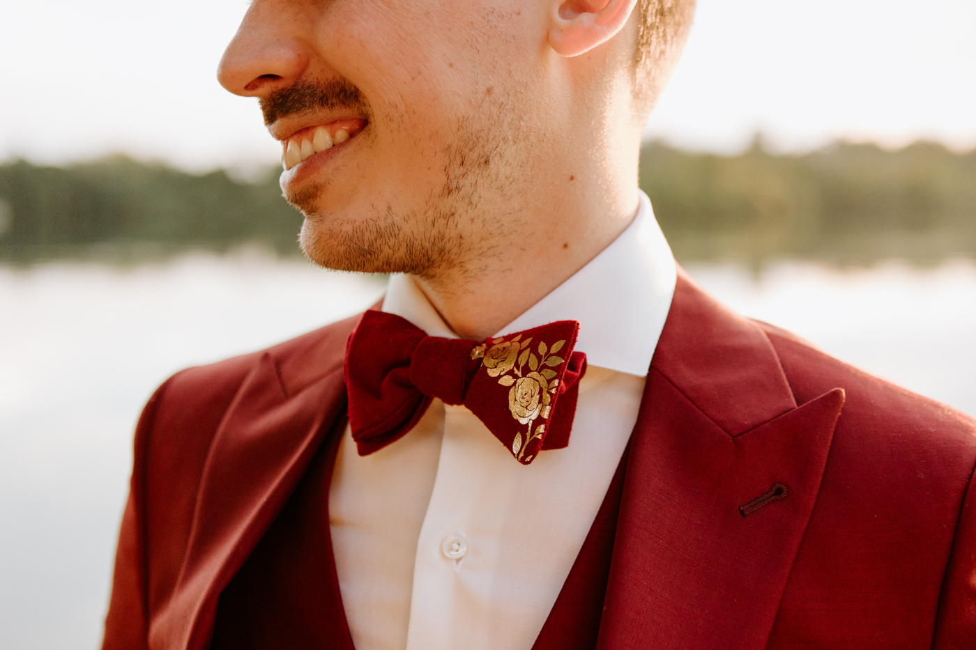 Lakefront wedding photos. Golden hour wedding photos. Mariage intime dans le Grand Montréal. Photographe mariage intime à Montréal. Photographe mariage Montréal. Montreal wedding photographer. Montreal intimate wedding photographer.