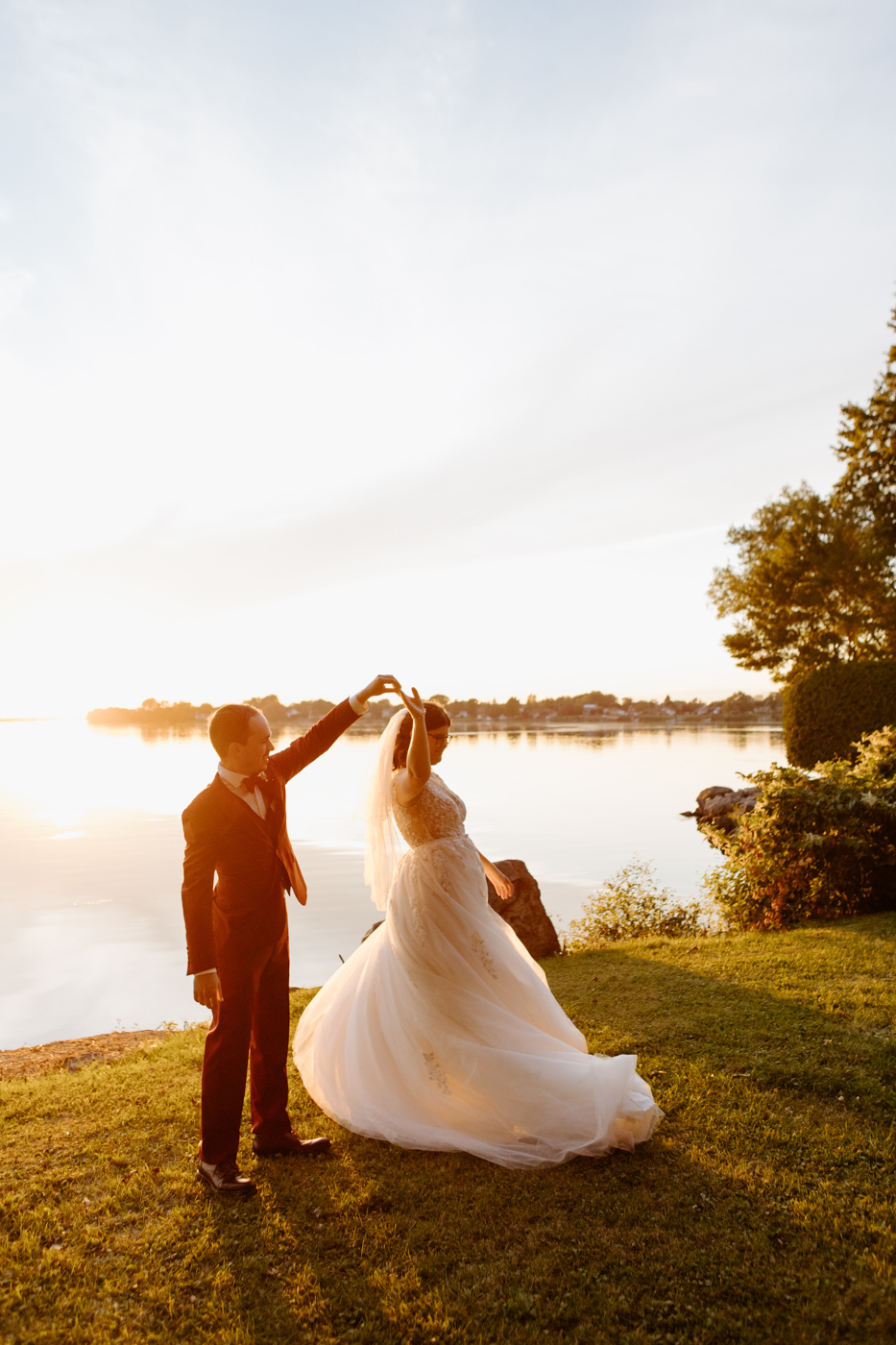 Lakefront wedding photos. Golden hour wedding photos. Mariage intime dans le Grand Montréal. Photographe mariage intime à Montréal. Photographe mariage Montréal. Montreal wedding photographer. Montreal intimate wedding photographer.