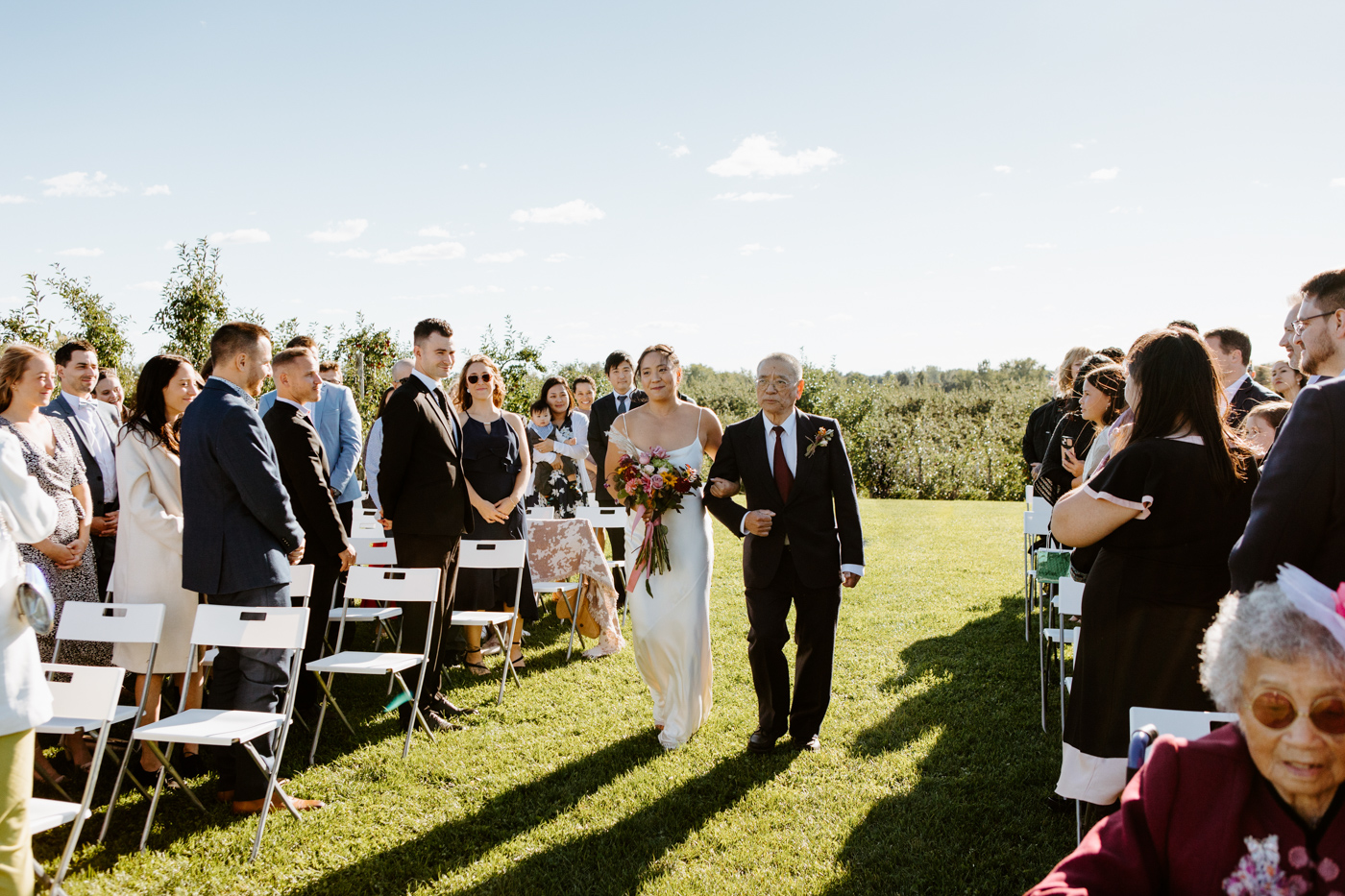 Apple orchard wedding photos. Orchard wedding photos. Mariage dans un verger de pommes en automne. Mariage à l'Érablière Charbonneau. Photographe de mariage en Montérégie. Monteregie wedding photographer.