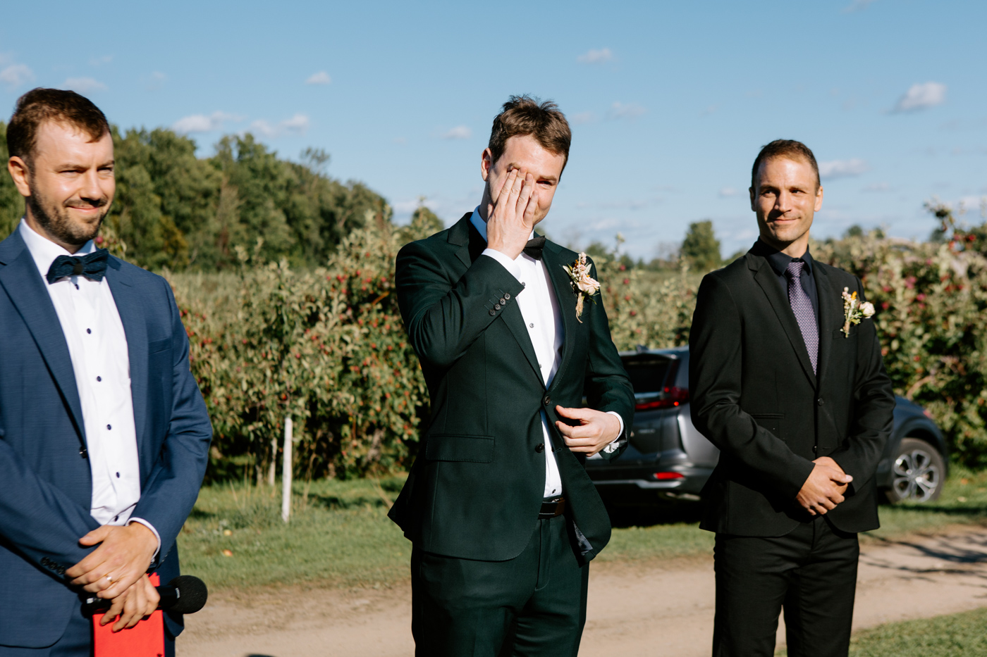 Apple orchard wedding photos. Orchard wedding photos. Mariage dans un verger de pommes en automne. Mariage à l'Érablière Charbonneau. Photographe de mariage en Montérégie. Monteregie wedding photographer.