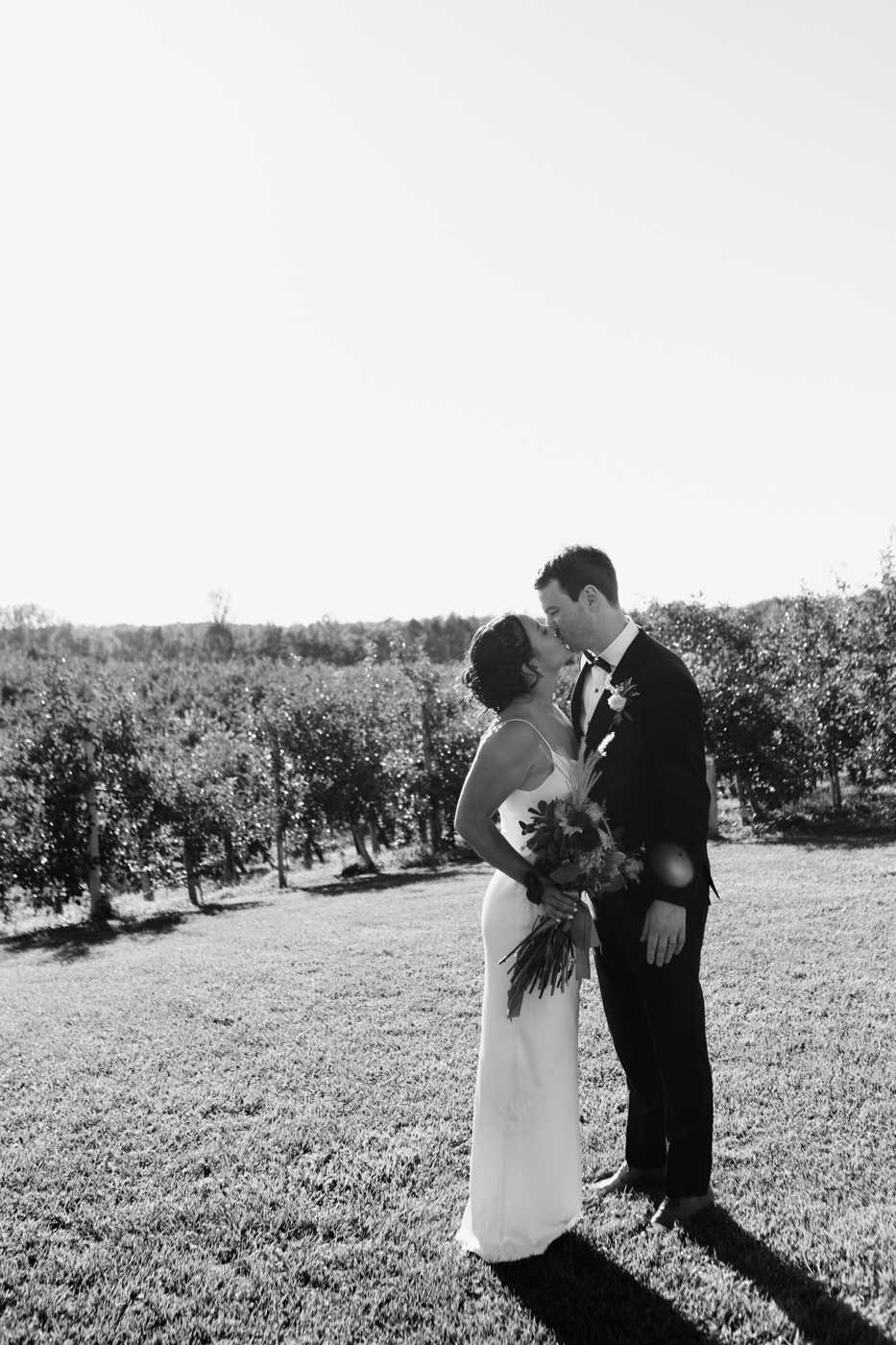 Apple orchard wedding photos. Orchard wedding photos. Mariage dans un verger de pommes en automne. Mariage à l'Érablière Charbonneau. Photographe de mariage en Montérégie. Monteregie wedding photographer.