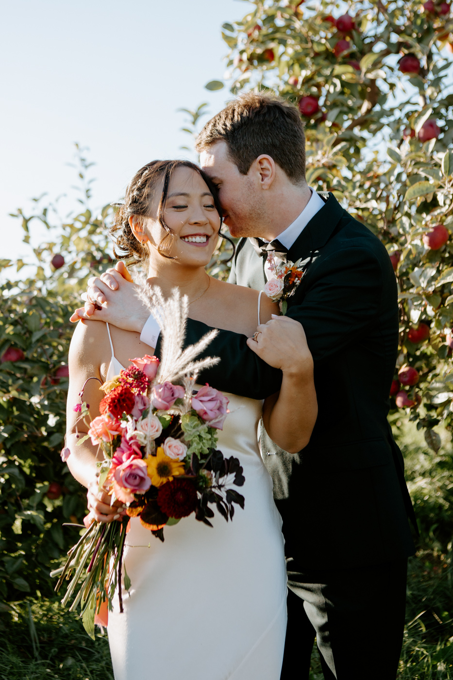 Apple orchard wedding photos. Orchard wedding photos. Mariage dans un verger de pommes en automne. Mariage à l'Érablière Charbonneau. Photographe de mariage en Montérégie. Monteregie wedding photographer.