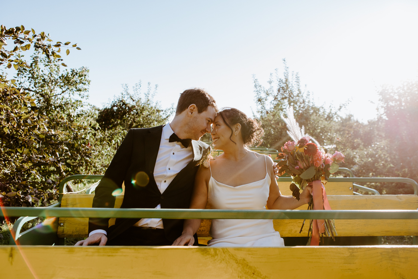 Apple orchard wedding photos. Orchard wedding photos. Mariage dans un verger de pommes en automne. Mariage à l'Érablière Charbonneau. Photographe de mariage en Montérégie. Monteregie wedding photographer.