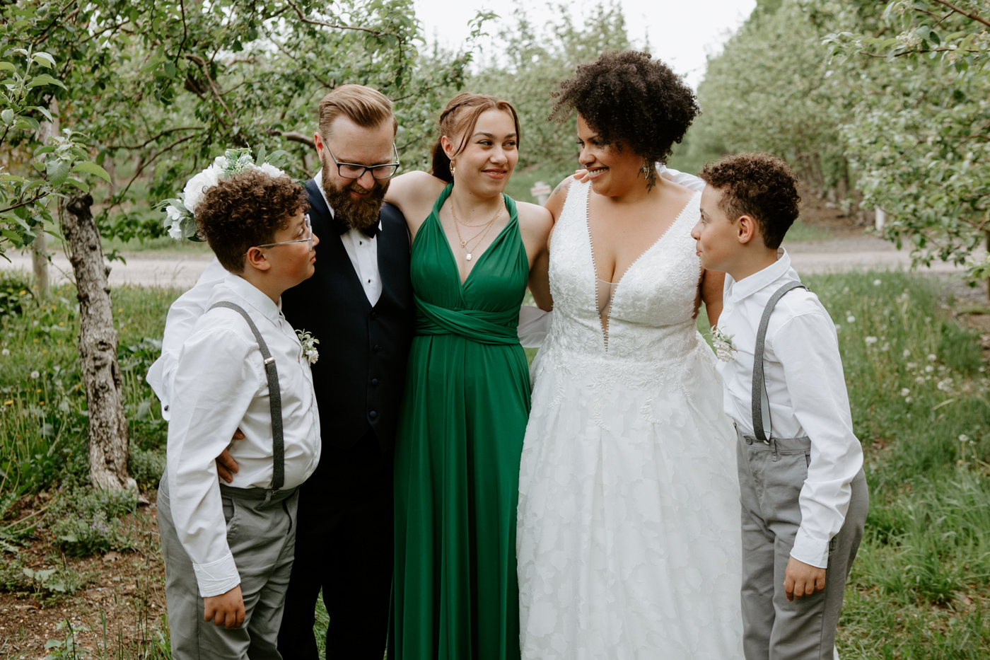 Orchard wedding photo. Interracial wedding photos. Interracial bride and groom. Mariage à l'Érablière Charbonneau. Érablière Charbonneau wedding. Photographe de mariage en Montérégie. Monteregie wedding photographer.