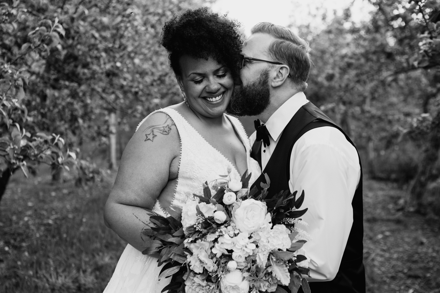 Orchard wedding photo. Interracial wedding photos. Interracial bride and groom. Mariage à l'Érablière Charbonneau. Érablière Charbonneau wedding. Photographe de mariage en Montérégie. Monteregie wedding photographer.