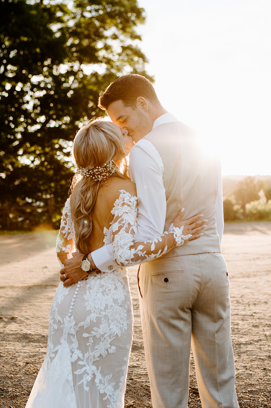 Romantic wedding photos on wooden walkway. Romantic wedding photos on wooden bridge. Photographe de mariage en Mauricie. Mariage Le Baluchon Éco-Villégiature.