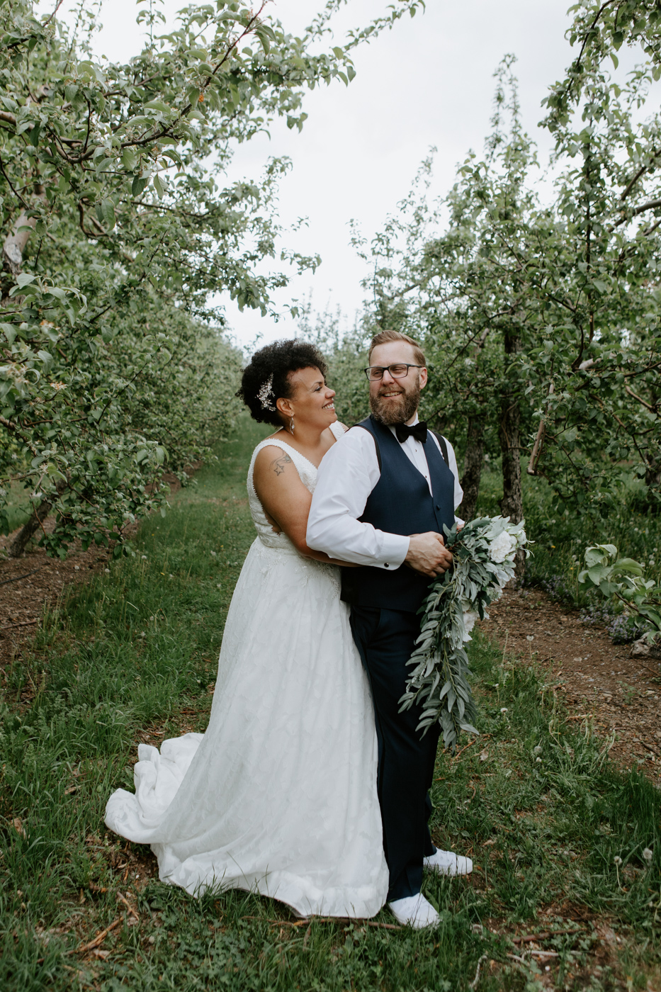 Orchard wedding photo. Interracial wedding photos. Interracial bride and groom. Mariage à l'Érablière Charbonneau. Érablière Charbonneau wedding. Photographe de mariage en Montérégie. Monteregie wedding photographer.