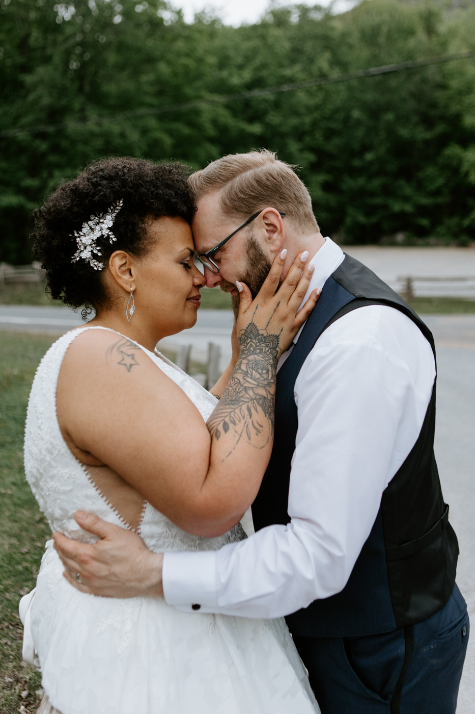 Orchard wedding photo. Interracial wedding photos. Interracial bride and groom. Mariage à l'Érablière Charbonneau. Érablière Charbonneau wedding. Photographe de mariage en Montérégie. Monteregie wedding photographer.